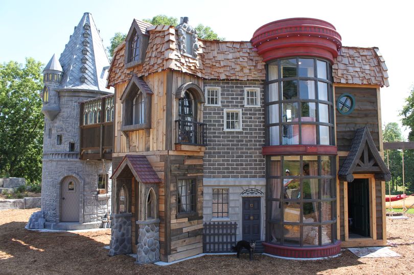 PotterWorldUK's tweet photo. Grandparents had a incredible Harry Potter playhouse built in their backyard for their granddaughter. 😍 https://t.co/Y6TR1p81eq