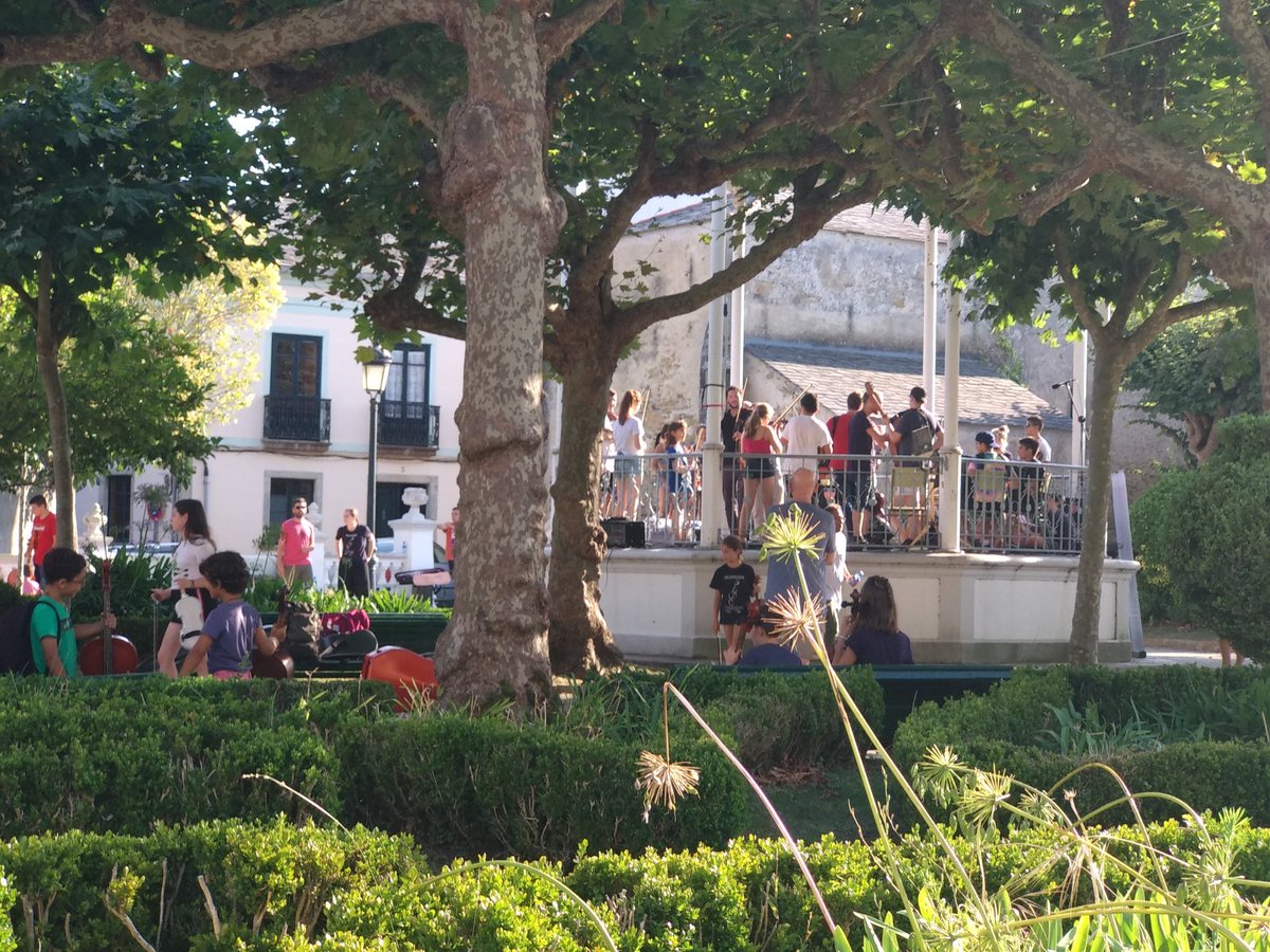 folkonexion's tweet photo. Ensayo general para el primer concierto del Folkonexion 2019. Esta noche "des-concierto"
Os esperamos a las 22:00hs en el Parque Vicente Lorente de Castropol https://t.co/ATMG6jS8ct
