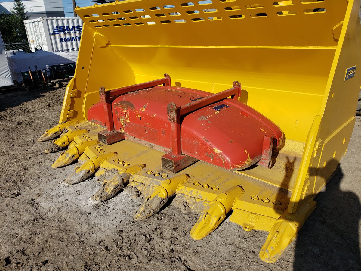 _curtisreimer's tweet photo. This #Komatsu WA600-8 getting fitted in Edmonton with a #Loadrite #L3180Smart scale and Lp950 for our good customers up north #fortmac #yeg @loadritescales https://t.co/K6dmGwnDTZ