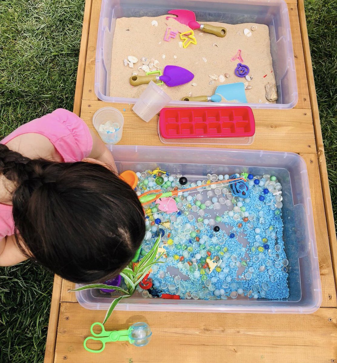 KKitchenz's tweet image. This sensory table provides children with the opportunity to improve their fine motor skills through manipulating small objects and through even simpler motions like scooping and dumping. I love how this one was setup! 🤗 #sensorybasedlearning #handmade #openendedplay