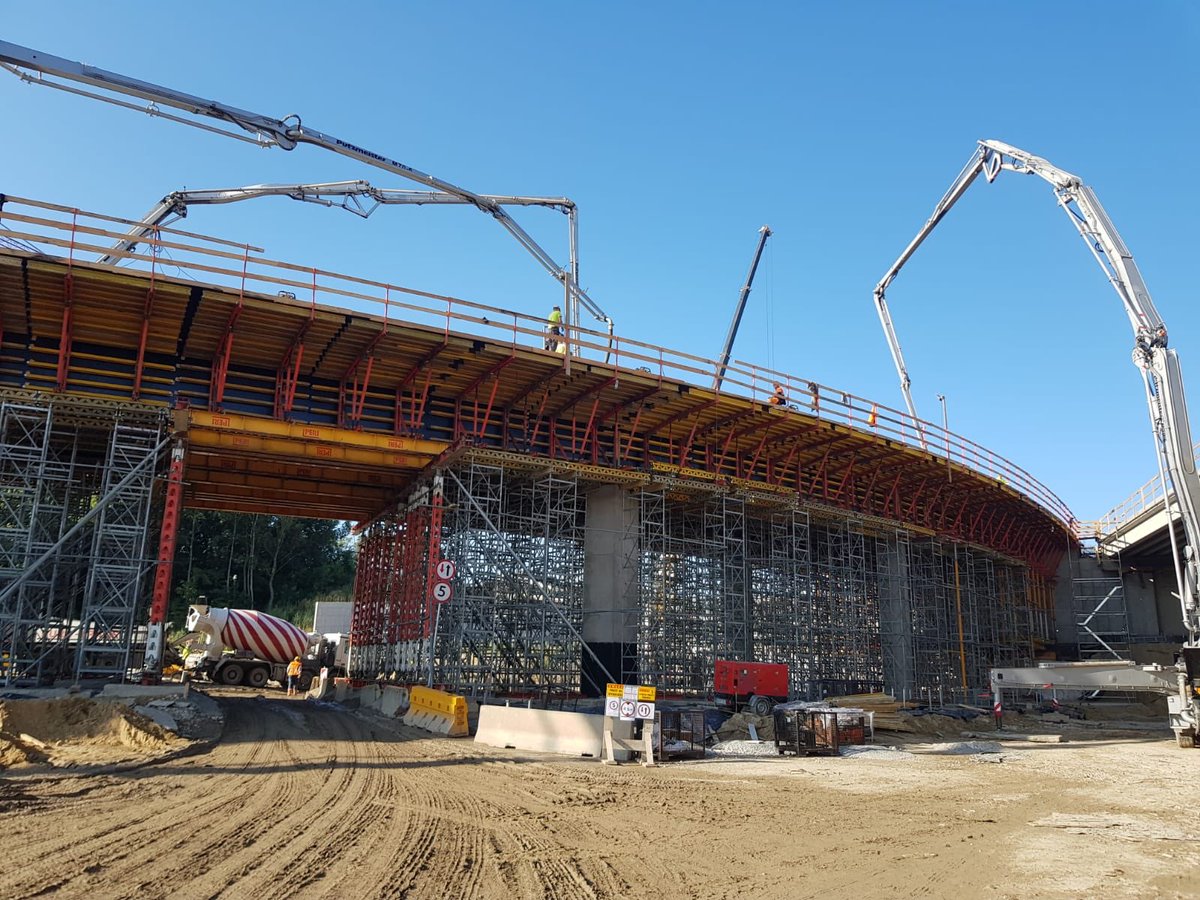 mwitcz's tweet image. Po dwóch dobach betonowania,  podczas którego zużyto prawie 1700 m3 betonu zakończono budowę ustroju jednego z najtrudniejszych obiektów inżynierskich #POW, czyli połączenia ul. Płaskowickiej z S2 #Astaldi cc: @tomkisielek @infodrogi @Autostrady_Pol @inzynieria_com @SzHuptys