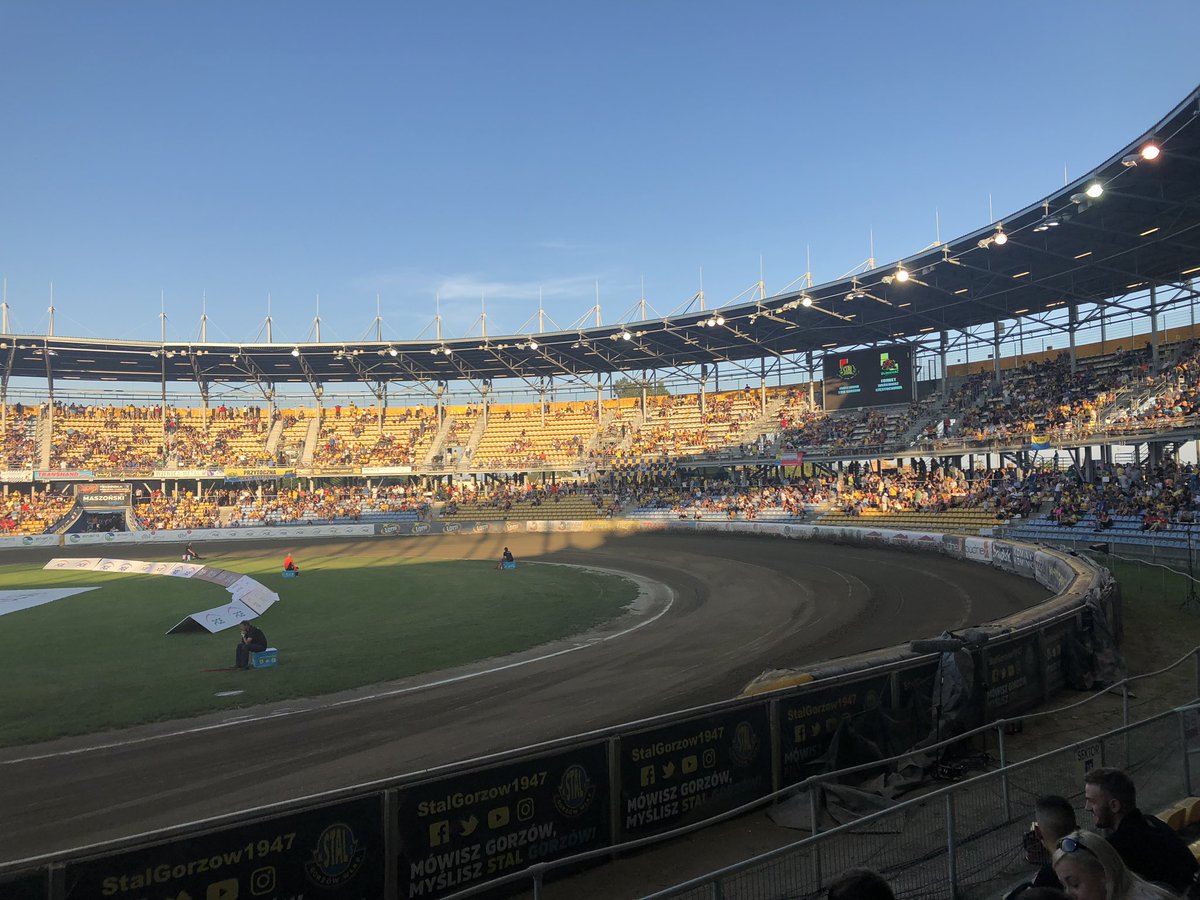Grobowa cisza na Jancarzu po 10. biegu. Stadion w niektórych miejscach świeci pustkami. Przykry widok 🤷‍♂️ #GORCZE