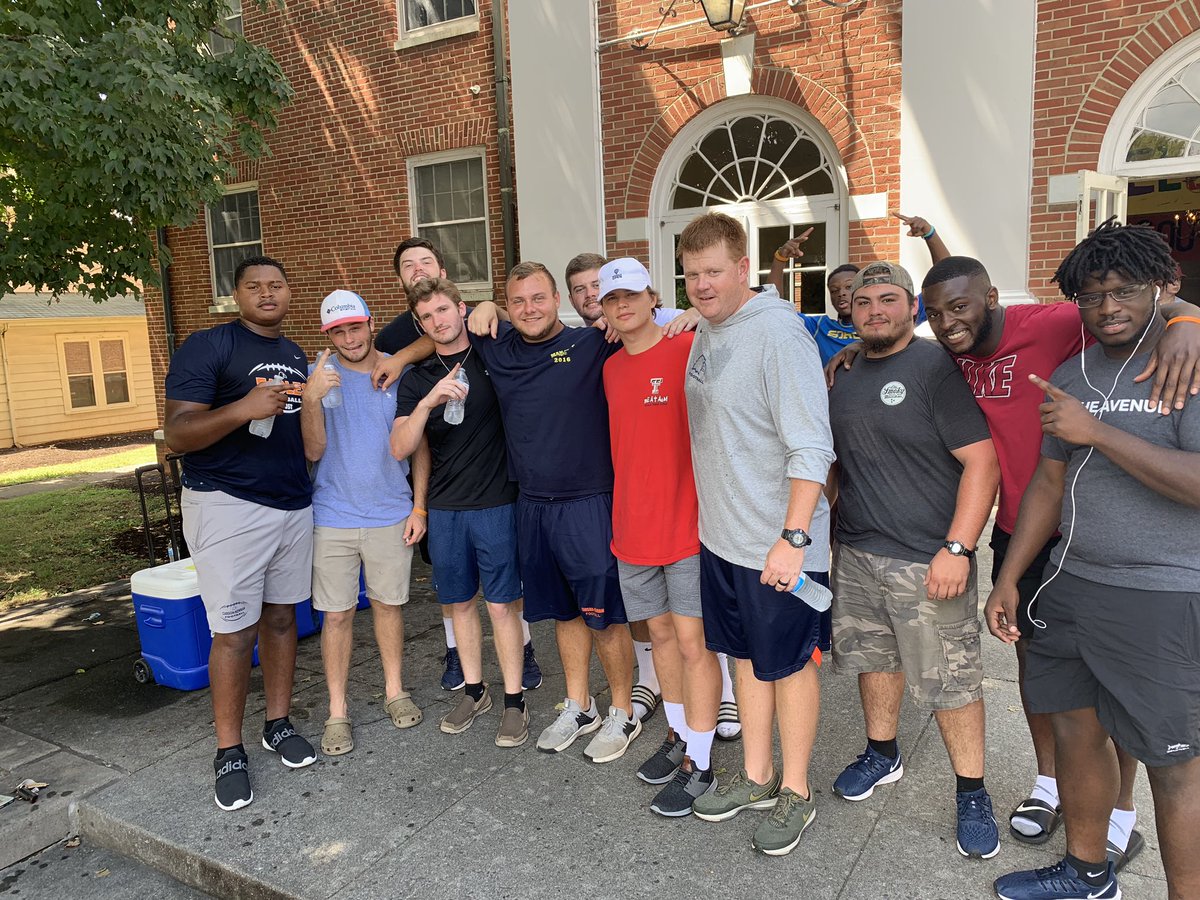 CoachCoyDeWeese's tweet photo. If you are a freshman moving in today, find these guys. They can help! https://t.co/C60LD7ZhlS