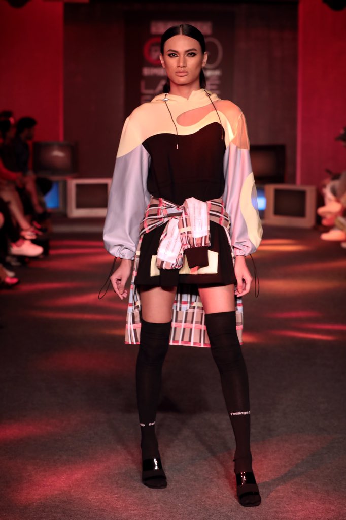 LakmeFashionWk's tweet photo. Have a look at the roaring collaboration between @RoarwithSimba x @kanikagoyal15 at Lakmé fashion week w/f’19
#SimbaBeer #FinelyCrafted #BeerWithARoar #SimbaAtLFW #FreeYourLips #LakmeFashionWeek #5DaysOfFashiom #lfw #lfwwf19 https://t.co/hxY5k0DWwK