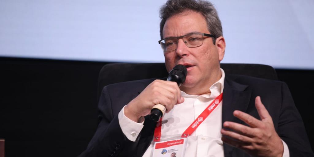 cumpitobarriga's tweet photo. En el conversatorio hablamos sobre actualidad y desafíos en la integración energética en la región con los expertos Feng Lin, Helio de Cunha y Hallal Nassin. #YPFB #FOROGAS2019 https://t.co/NlpQfHdZFS