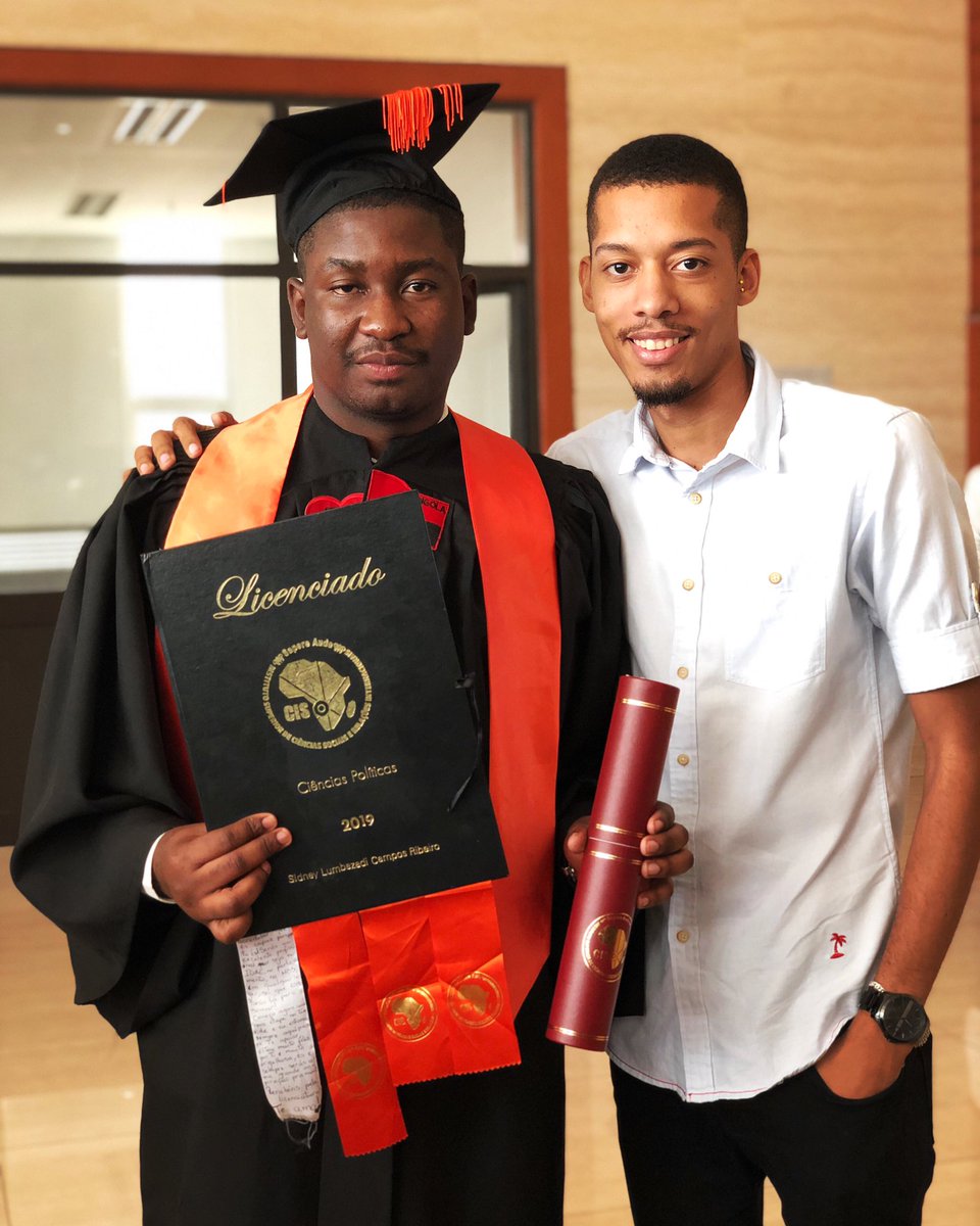 danilsonpombal's tweet photo. Já te felicitei muito, aqui vou só já registar o momento 😂🍾👨‍🎓 
#hojeee https://t.co/KwwTwhJwTt