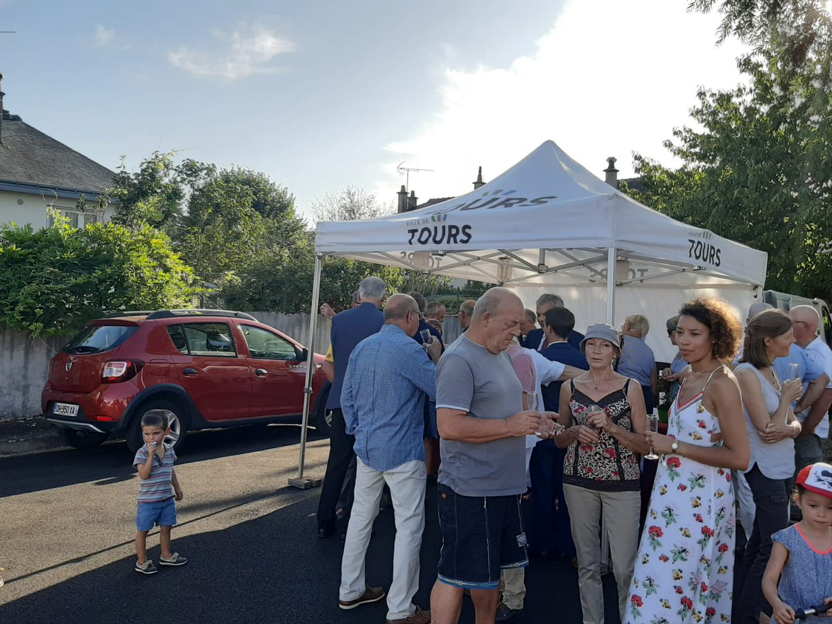 SylvieBOURBON1's tweet photo. #Tours - Suite du vaste programme, devenu nécessaire, d'entretien de la voirie : ce soir, inauguration de l'allée des Coquelicots St Symphorien, en présence des riverains. #proximité #mobilité @ch_bouchet https://t.co/VrBYb0xU19