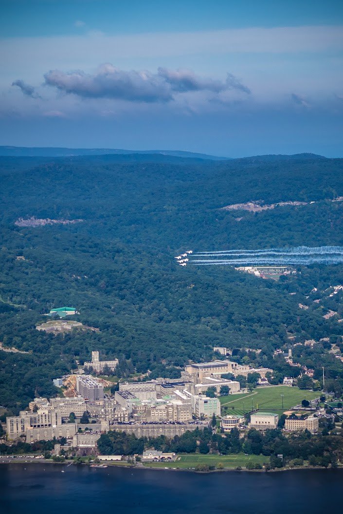 WestPoint_USMA's tweet photo. It's a bird, It's a plane, It's the @AFThunderbirds and @rafredarrows flying over #WestPoint and #NYC yesterday https://t.co/dlTheXykbj