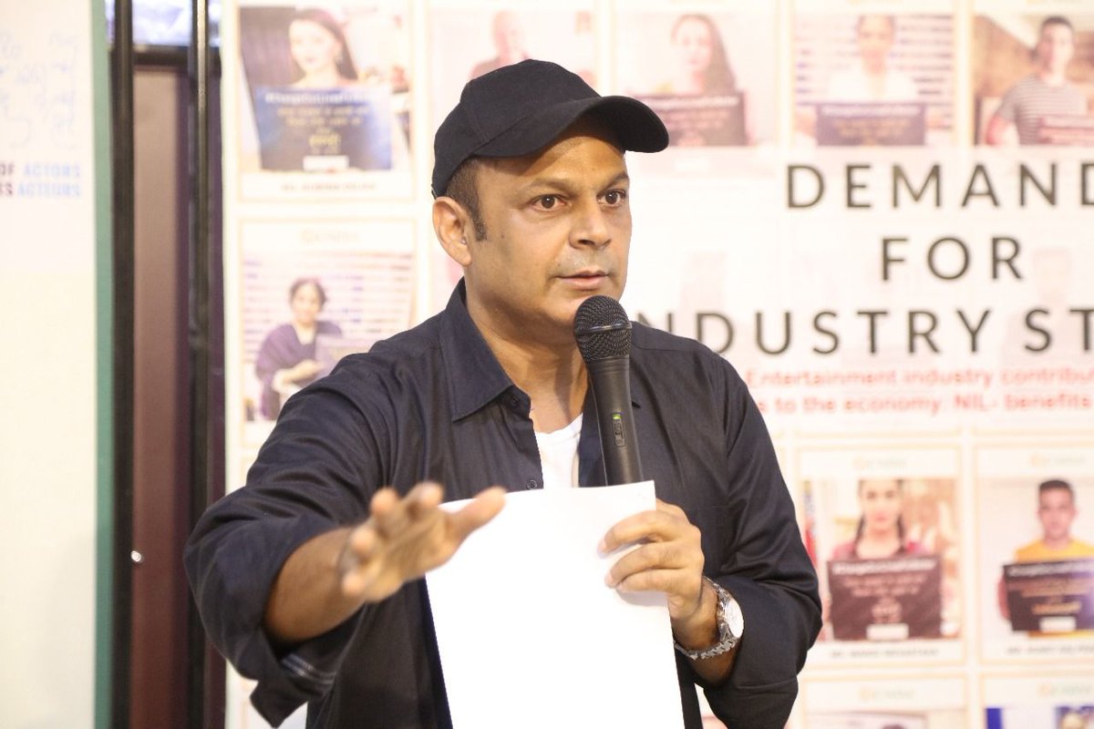 CintaaOfficial's tweet image. #Repost #CINTAA #InteractiveWorkshop #NasirrKhan #SessionPhotos
@sushant_says @DJariwalla @deepakqazir @amitbehl1 @SuneelSinha @ayubnasirkhan @sanjaymbhatia @NupurAlankar @rakufired @RajRomit @khanasirr