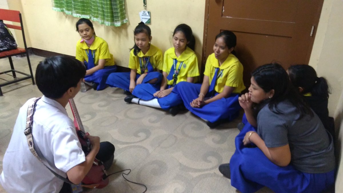 CmshsE's tweet photo. MandSci Ensemble 💚
After having a brief discussion about the basics and fundamentals of playing the guitar, tutorials by group were done. 

#SharingIsCaring #SubscribeToWackyStories https://t.co/5fHPzrrLGr