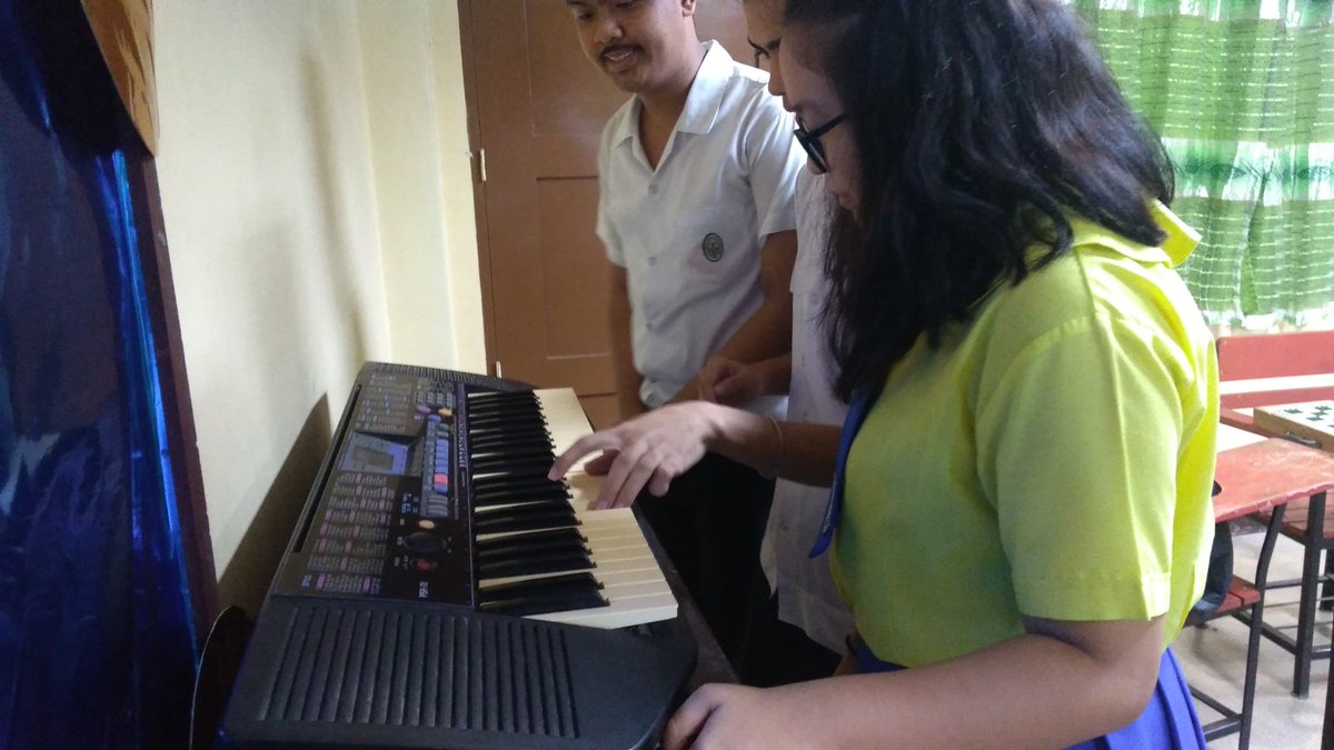CmshsE's tweet photo. MandSci Ensemble 💚
After having a brief discussion about the basics and fundamentals of playing the guitar, tutorials by group were done. 

#SharingIsCaring #SubscribeToWackyStories https://t.co/5fHPzrrLGr
