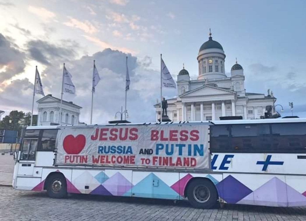 MirjaMozen's tweet photo. Vorgestern bei der Ankunft von #Putin (❤️❤️❤️) in #Finland ! Ich war selbst mit vor Ort! Der klebrige Claus hat dieses Bild nicht gezeigt!!! Warum nicht??? 🧐 https://t.co/nprndfduv7