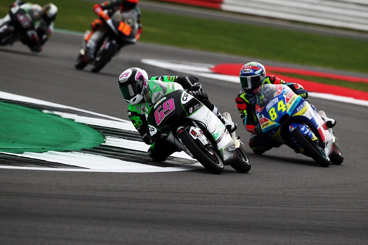 SilverstoneUK's tweet photo. Traffic alert: Heading to #MotoGP this afternoon? We recommend that you avoid the M1 if possible and find an alternative route #FridayRushHour. It's busy on track as well as the roads. PS Tickets available on the gate for Saturday and Sunday. https://t.co/sSvlUHlorO