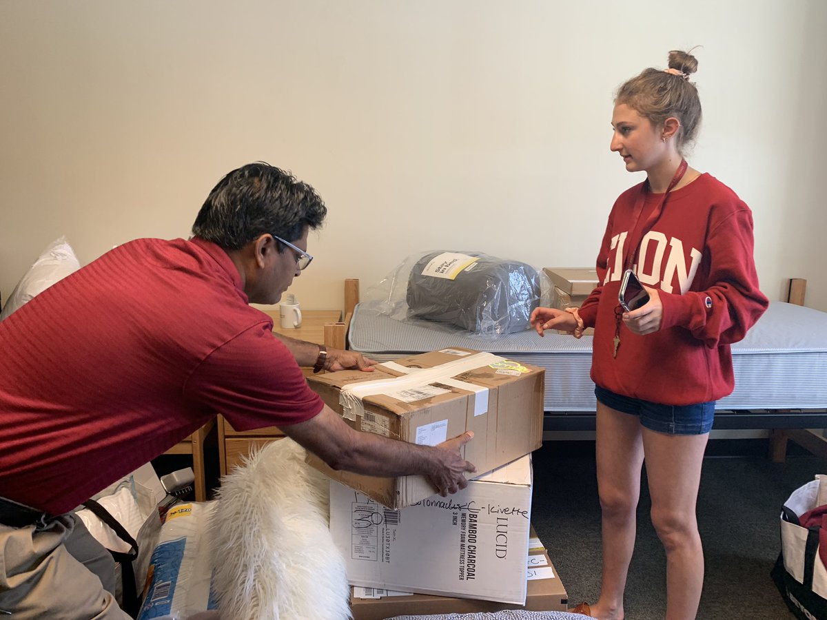 MaeveAshbrook's tweet photo. And here’s a quick pic of Dr. Volety helping two roommates move-in to #NADES. Thank you for taking time to talk with me and @Reynolds14__ !#ENNMoveIn https://t.co/blXDgbD0rF