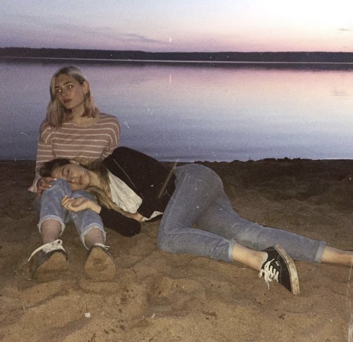 CAJADEVERDADES's tweet photo. Yo terminé llorando un viernes a las 3AM ebria, porque ví una foto que no debía ver, terminé en una calle, con mi mejor amiga agarrándome la cabeza diciéndole "se pasó conmigo" y ella reafirmándome lo que yo era, deseo que cuando les den en la madre tengan amigas así. https://t.co/MOwxNIAlps