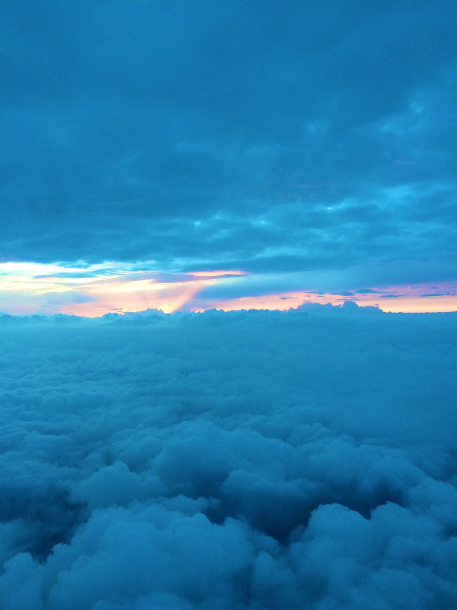 土佐吉 雲の上って昼なのかな 夜なのかな 飛行機から 雲の上 空