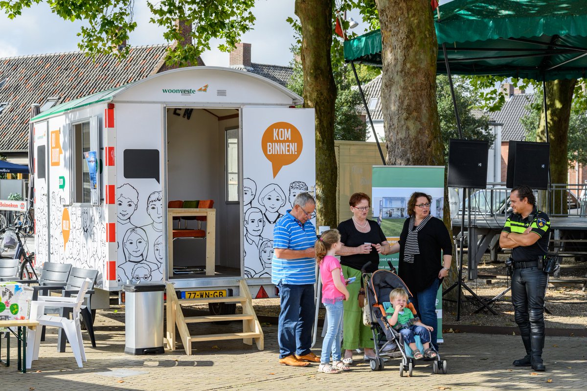 VMGHeusden's tweet photo. Ook Woonveste is aanwezig met de Buurtwagen “Bij Buurten” om met bezoekers te praten over schoon en veilig wonen. Wij staan naast de Buurtpreventie vrijwilligers. Graag tot 21 september! https://t.co/KwrtcD179Y