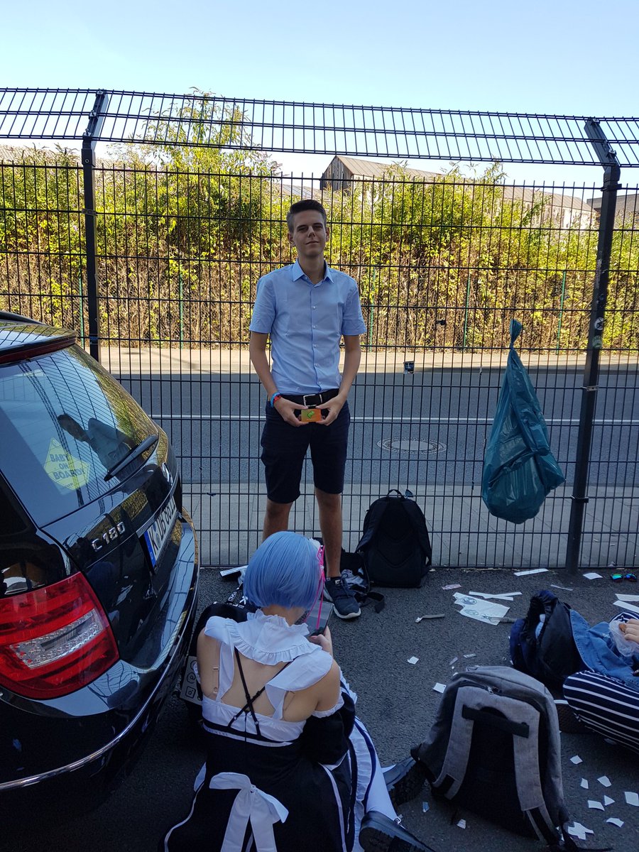 Tobi14601's tweet photo. @RewisServer Neben dem schwarzen Mercedes https://t.co/Bp8oJ3yeZQ