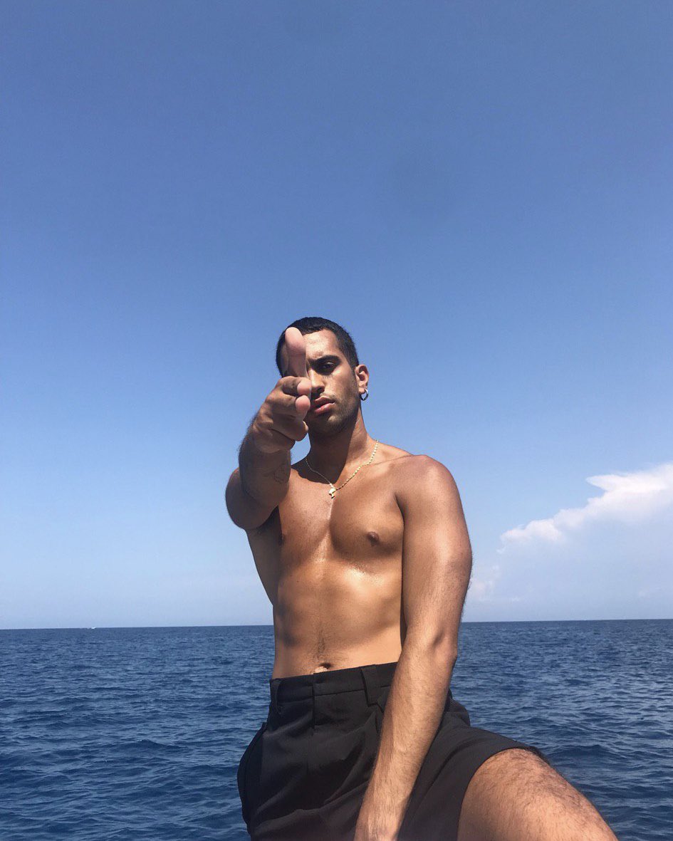 Mahmood_Music's tweet photo. VENERDÌ PROSSIMO, IL NUOVO SINGOLO 🔫 🔫 🔫 https://t.co/FyVky0aL7F