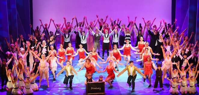 AlisonDayani's tweet image. Review of #StageEx2019 Singin' In The Rain @thealexbham -  "glamorous routines with large numbers of the cast that can't help but put a smile on your face". Catch it til Sat. Read the full #review at #WeekendNotes here: weekendnotes.co.uk/singin-in-the-…