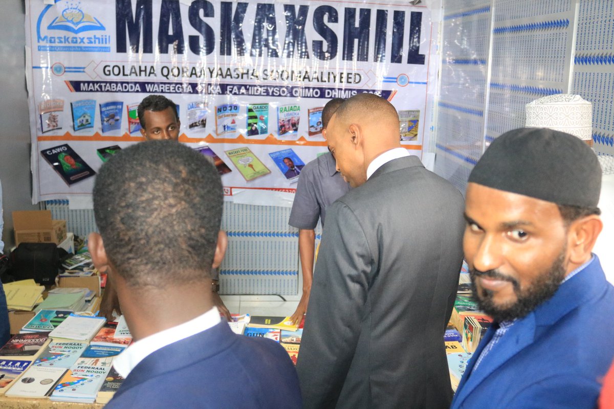GurielPL's tweet photo. Ra'isulwasaare Kheyre oo 100 Buug u balanqaaday Maktabadda Guud ee Guriceel

#DonateBooksToGuriel #BuugUguDeeqGuriceel #MBF2019 https://t.co/WSyDG1xbC5