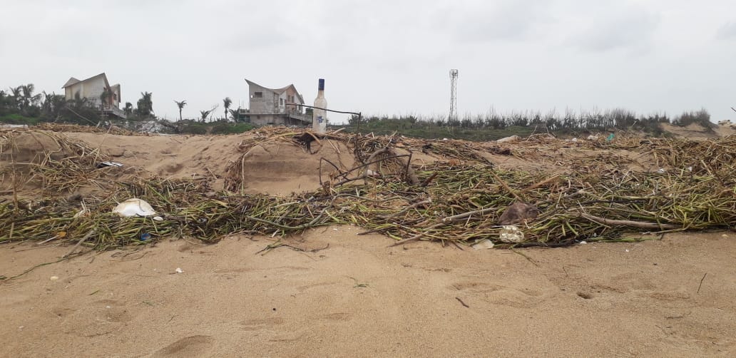 Bikramkunayak's tweet image. Puri #mangala #muhana &amp;amp; #stalling hotel back side beach please  to clean the beach from plastics &amp;amp; other waste materials for the tourists &amp;amp; citizens to enjoy the clear &amp;amp; clean beach at Puri. @Puri_Official @Puriulbeo @balwantskalewa7 @swachhbharat @CMO_Odisha
@HUDDeptOdisha