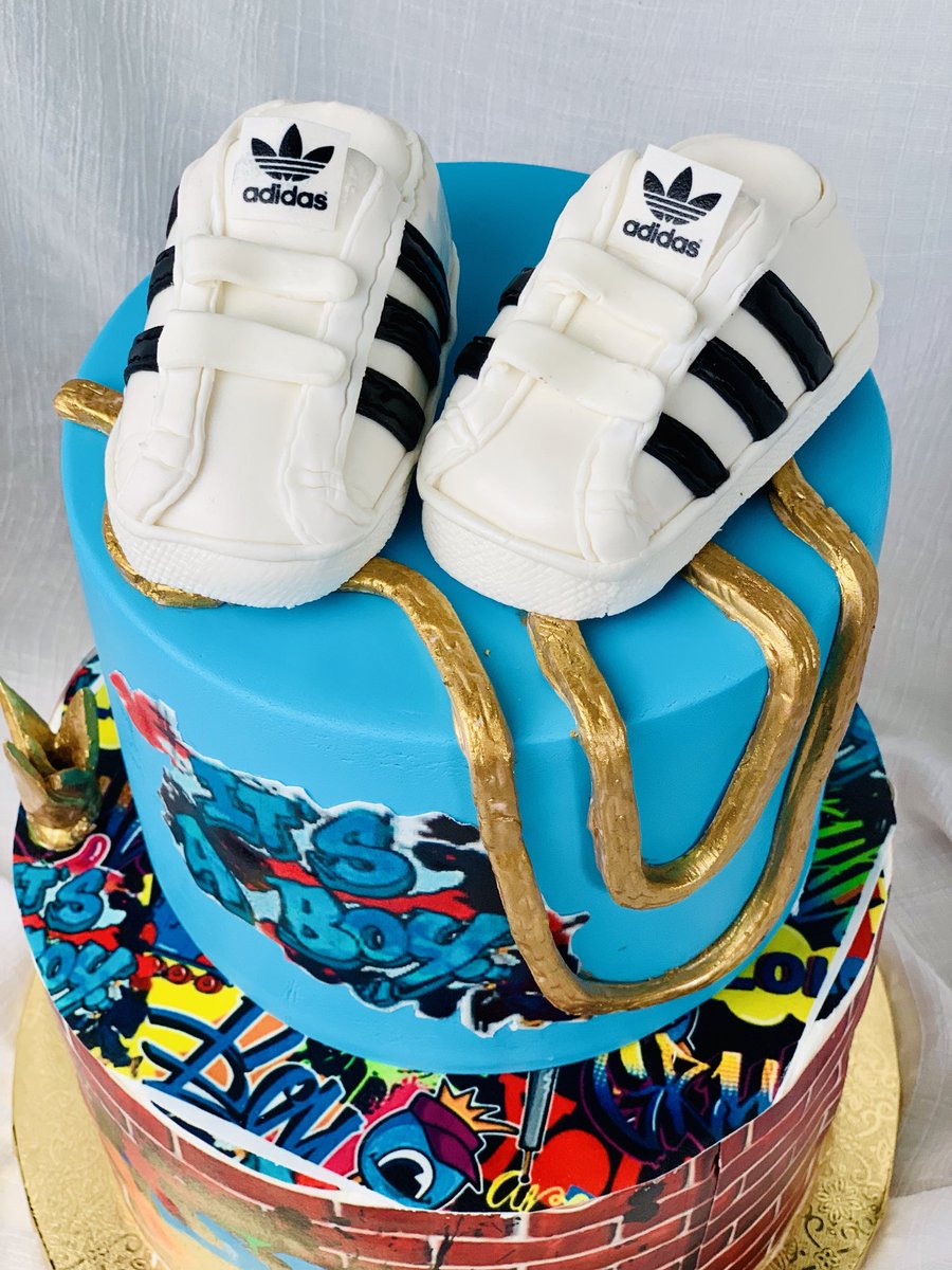 CakeLadyStudio's tweet photo. 80’s Theme Baby Shower Cake 👊🏾 https://t.co/7mdwvGo4mw
