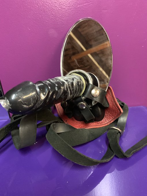 A strap-on mirror. In case you wonder what you look like when getting your face violated 🤷🏻&zwj;♀️ https://t<a href="/tag/stretching"class="tags"><span>#stretching</span></a><a href="/tag/cleveland"class="tags"><span>#cleveland</span></a><a href="/tag/domme"class="tags"><span>#domme</span></a><a href="/tag/cbt"class="tags"><span>#cbt</span></a><a href="/tag/ballbusting"class="tags"><span>#ballbusting</span></a>
