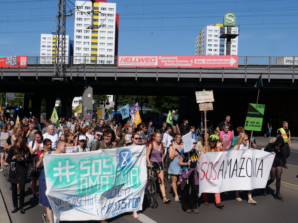 EG_Berlin's tweet photo. Es gibt kein Recht den Regenwald zu roden! Jetzt vor der brasilianischen Botschaft.
Fight for #ClimateJustice!
#ActForAmazonia #AmazonFires #SOSAmazonía https://t.co/FBMmN6FtJ1