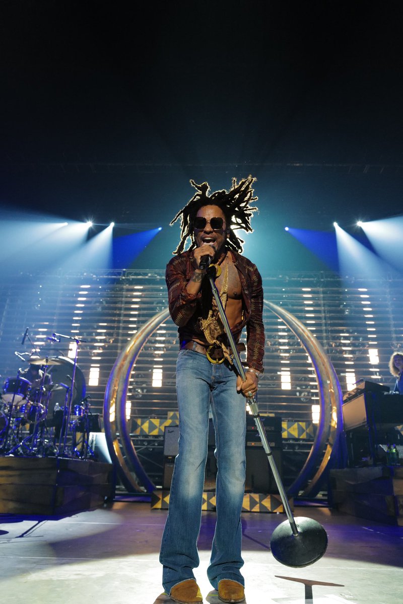 LennyKravitz's tweet photo. Massive vibes last night in Philadelphia #raisevibrationtour2019 https://t.co/rd7DbfRsGv