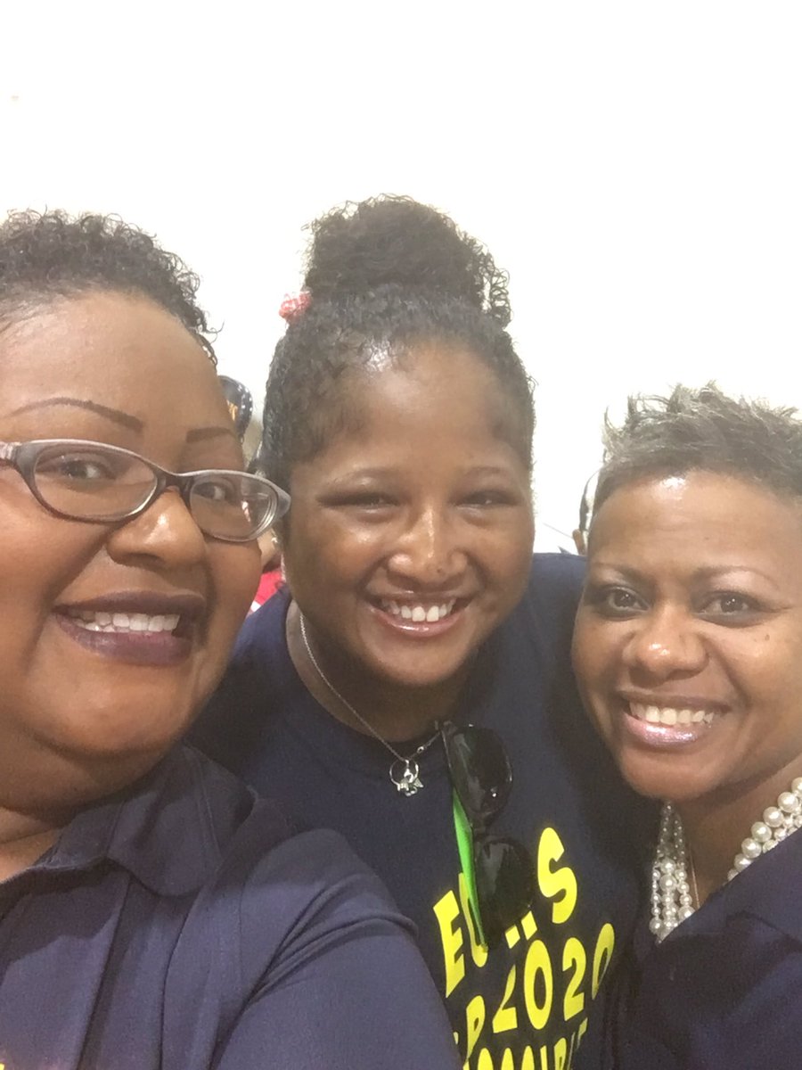 TechnicallyToya's tweet photo. Our annual selfie! Convocation number...I forget. Love these ladies! #hcpsconvocation #ce3 #psstdidyouknow https://t.co/QTfmIhz1Ov