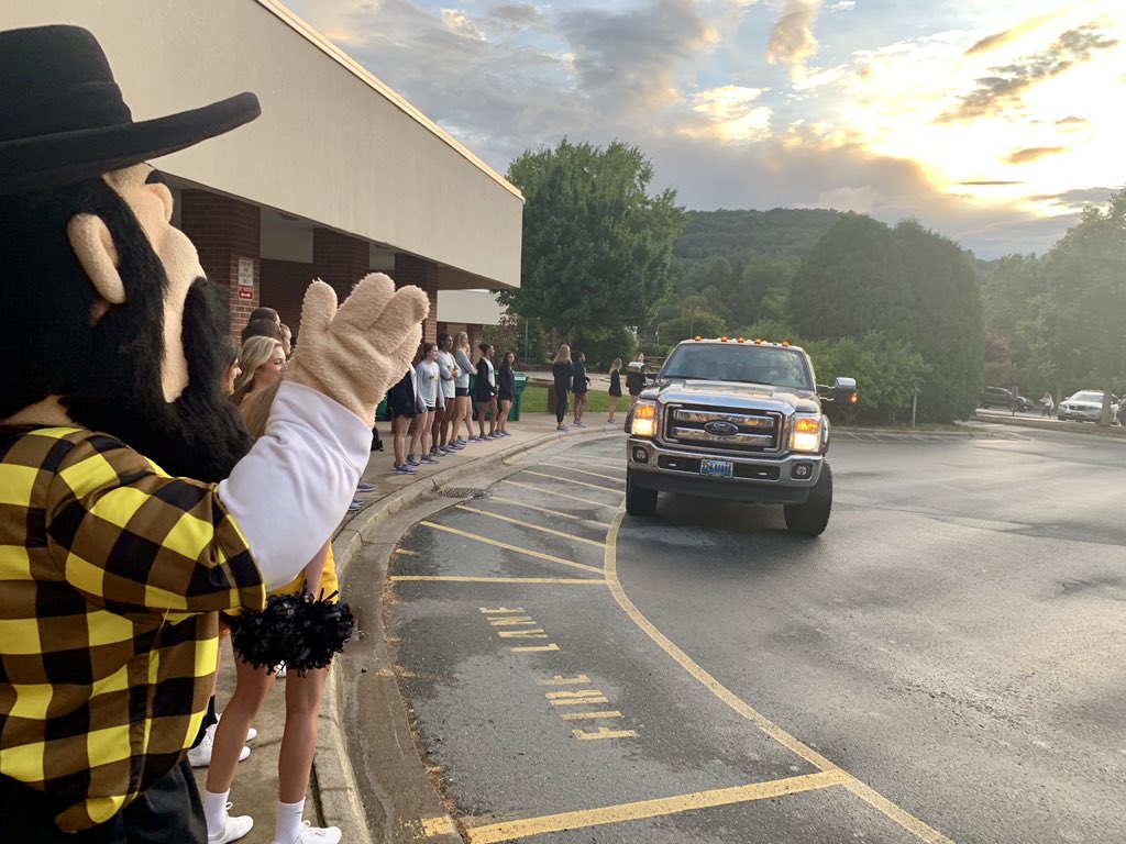 appstatesports's tweet photo. Great start to the day! ☀️

@appstatesports athletes greeted students at Hardin Park and Cove Creek Elementary for Morning with the Mountaineers 🏔 #MakeAnImpact https://t.co/RjlcJ48BSd