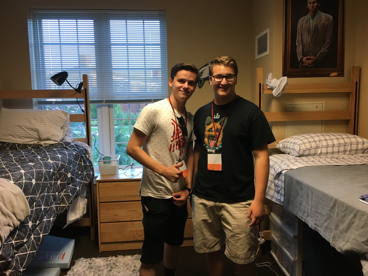 asch_michael's tweet photo. #TB to #MoveInDay last year, a day I’ll never forget. Hope the #ClassOf2023 has as great of a freshmen year as I did! https://t.co/HGRpsMBRNZ