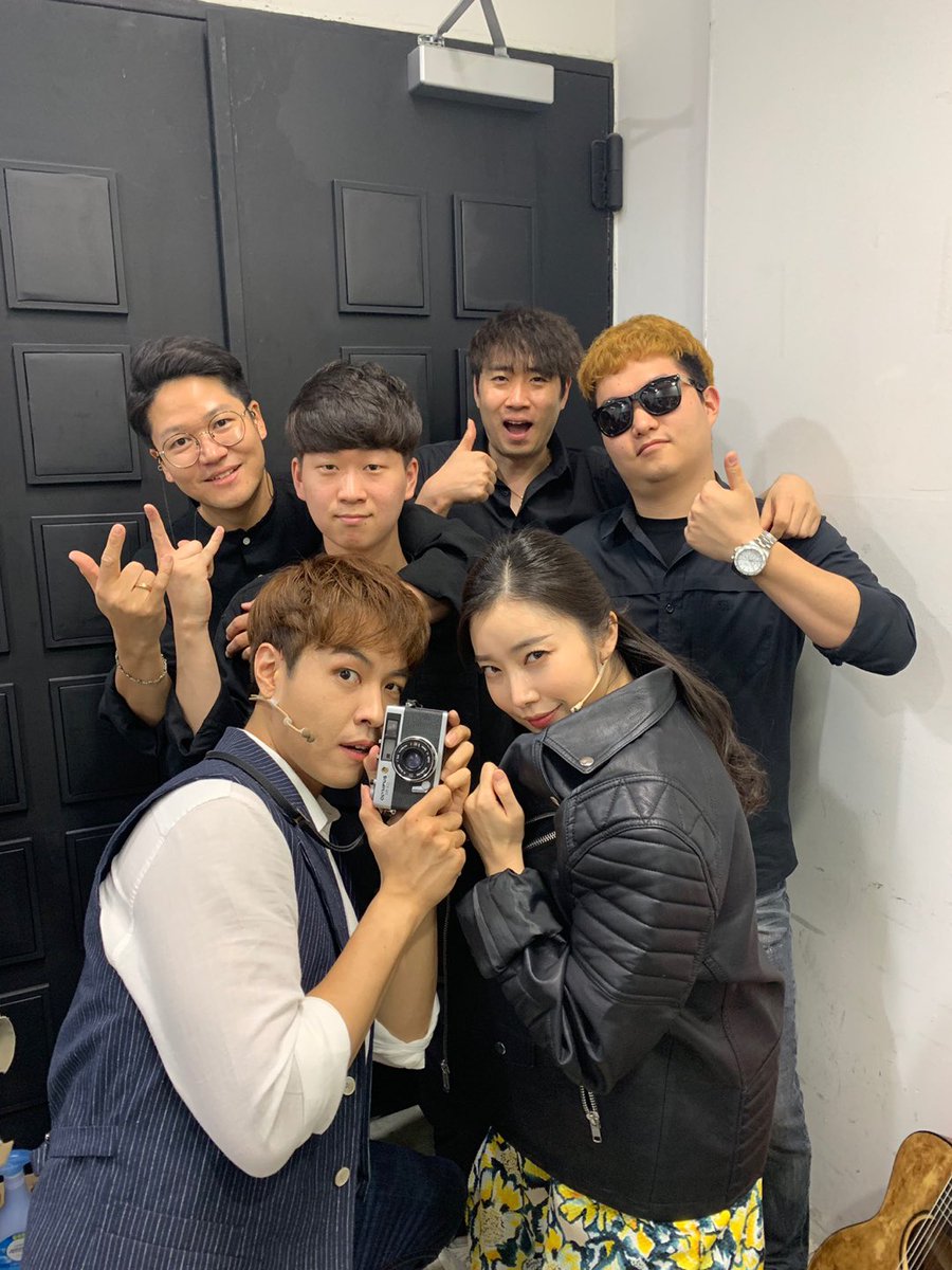 HJCULTURE's tweet photo. 오늘의 #클럽마틴!
오늘은 #황민수 잭, #김여진 줄리의 페어막 무대였습니다😢 페어막 무대를 빅줄리데이로 더욱 신나게 장식한 그들! 오늘의 무대에 함께 해 주신 여러분 감사합니다, 조심해서 돌아가세요♥️
#리틀잭밴드 #뮤지컬 #리틀잭 https://t.co/2Q2vhwVmc1