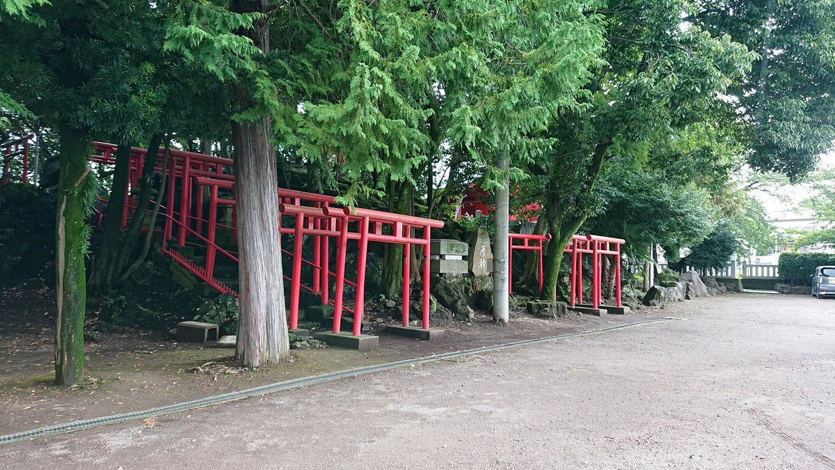 紅白狐の稲荷神社めぐり その壱
私的見解の稲荷神社ルポです?

溶岩塚の上に建てられた稲荷神社
ミステリアスなパワースポットでした?

やたら自動扉にウケたのは私…? 