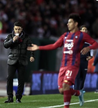 diegoborinsky's tweet photo. Dejó el café, se sacó el pulover y la bufanda, se puso los anteojos de sol y ya está en Rivercamp para ver la Reserva de River vs Talleres. Empiezo a creer que hay varios Marcelo Gallardo. A lo Droopy.
Foto @GermanBalcarce https://t.co/ysgUXQ4TBn