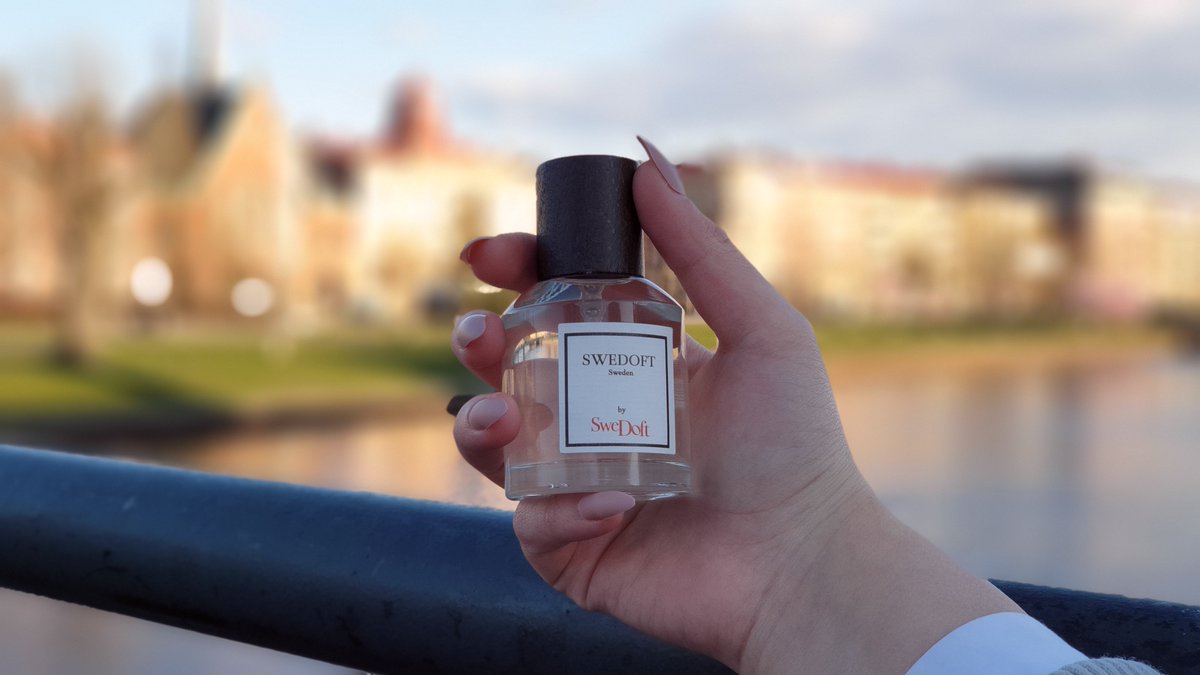 SweDoftAB's tweet photo. SWEDOFT is the fragrance for both the modern and the aristocratic woman.
Designed to enhance her feminine and soft side and the glow of confidence and control.
#Swedoft #Sweden #handmade #Sverige #perfume #parfym 
#KIWI #JASMINE #WHITE_MUSK #modern #aristocratic https://t.co/YrOLguVDjD