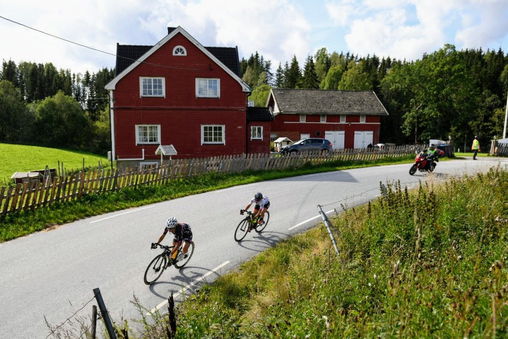 📸 The first breakaway of Stage 2 at the #LToN19: <a href="/RattoRossella/">Rossella Ratto</a> &amp; <a href="/YonamineEri/">eri yonamine</a>. #UCIWWT