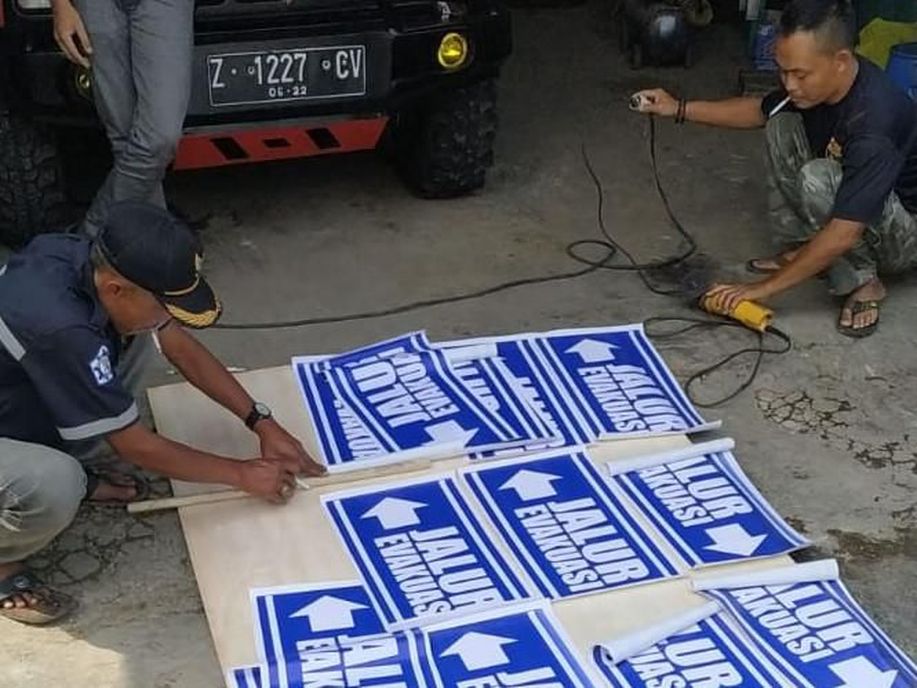 Tangkuban Perahu Waspada, Relawan-BPBD Pasang Penunjuk Jalur Evakuasi detik.id/VpopvD