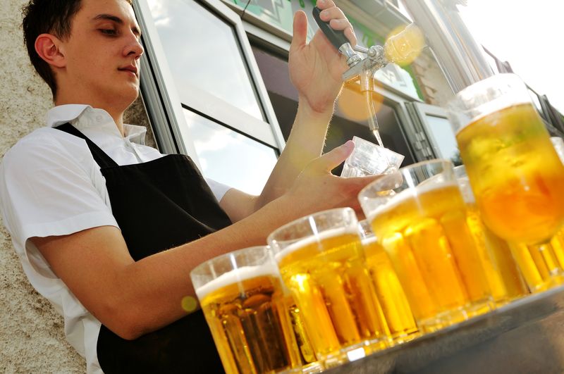 elmundotoday's tweet photo. Multan a un bar que ofrecía cerveza pero luego servía Cruzcampo: https://t.co/GEXbh7jWIg https://t.co/dZjrCeQZc7