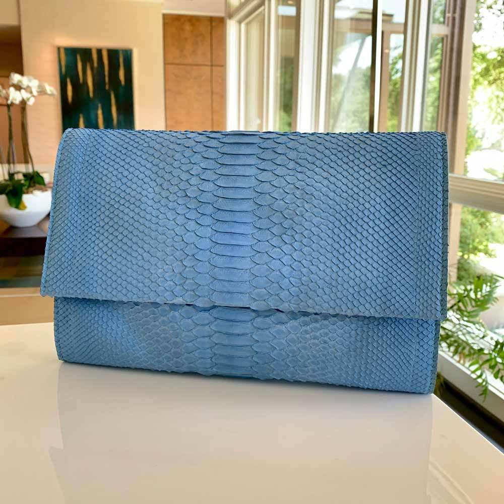 StyleTherapyTX's tweet photo. FEATURED: JONATHAN BLAKE DENIM BLUE PYTHON CLUTCH
https://t.co/33Q4Z9Itzm
I can't get over the gorgeous blue color of this Jonathan Blake python clutch! Exquisite in its simplicity, this bag goes with just about anything. Think of this hue as a neutral. Beautif…
#resale #fashion https://t.co/ZF61jY4Clo