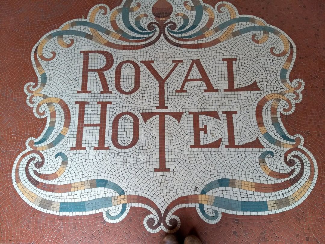 boldavenue's tweet image. #DesignFind via @heritagetile:
Unglazed porcelain mosaic at the Royal Hotel in Henley-on-Thames, England. instagram.com/p/Btj0apphT_L/ ▫️▫️▫️ #MosaicTile #DesignFindFriday
