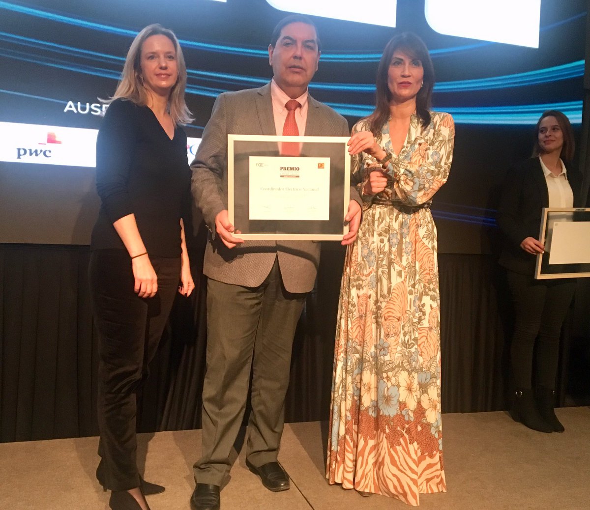 coord_electrico's tweet photo. 🏆 Estamos muy orgullos en el Coordinador por recibir un reconocimiento a nuestro compromiso con la integridad y las mejores prácticas corporativas. Gracias al Premio Generación Empresarial organizado por @Fundacion_GE y @DFinanciero #PremioIntegridad https://t.co/NYpD3eg421