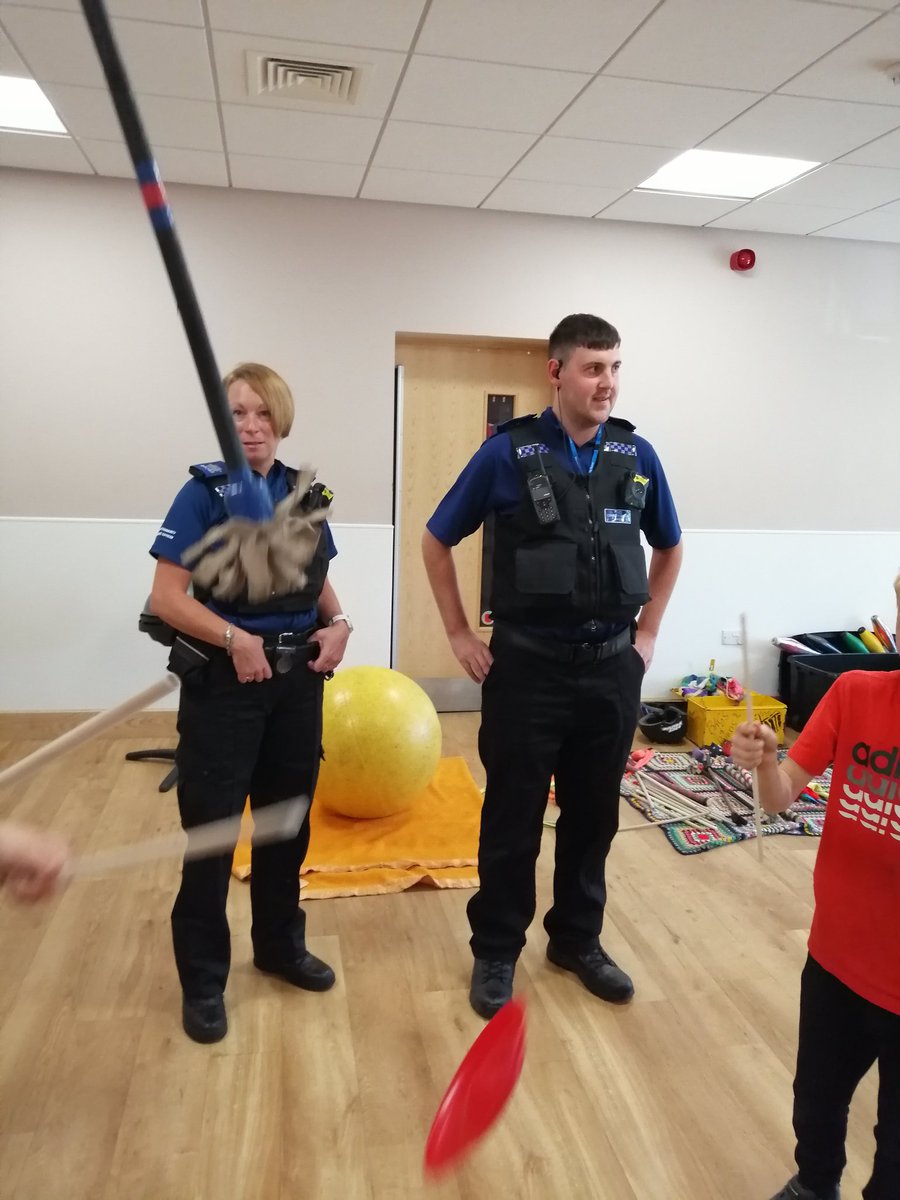 poole_ste's tweet photo. A fine bit of juggerling going on today @CentralCio circus skills as part of the last day of this summer's #HAEWproject at #stirchley #brookside #nedge this one had a special guest or 2 @TelfordWrekin @TelfCommunity @stirchleyandbr1 https://t.co/ufqaenWhbV
