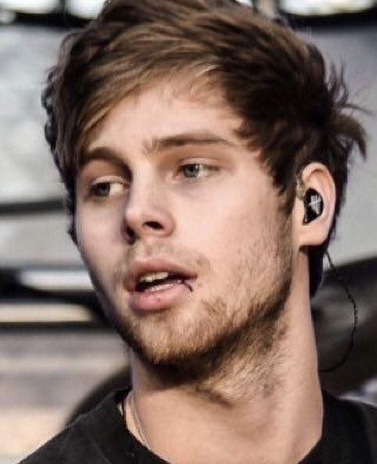 wildflowersstan's tweet photo. LUKE’S LIP RING : A THREAD (takes this as a petition to bring it back, for old times sake) hope you’ll enjoy it ;) https://t.co/ILwrKfV0Q3