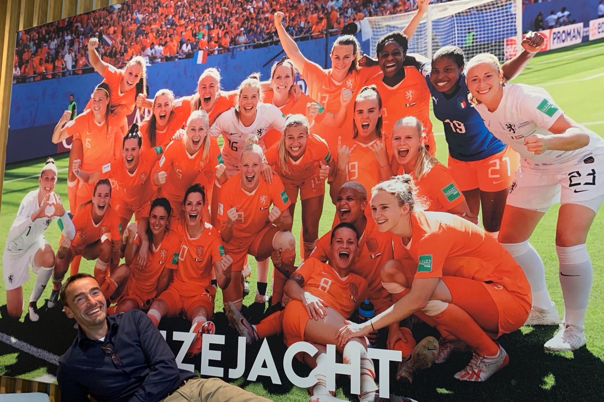 NieuwsteOrg's tweet photo. Vandaag een klusje in het pand van de KNVB. Toch leuk als de Oranje-leeuwinnen daarna dolenthousiast aan je vragen of je even met hen op de foto wilt. Ik heb maar ja gezegd :) https://t.co/Yze792XDIu