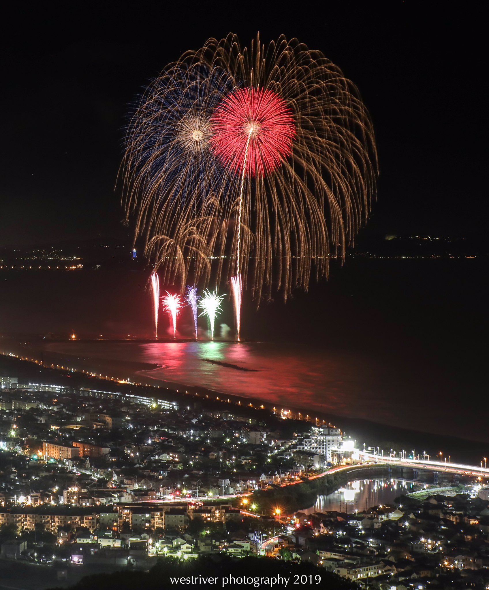 Masataka Nishikawa 第69回 湘南ひらつか花火大会 19 8 23 湘南平より撮影 時たま大玉が上がってくれて あと風向きがほぼ完璧でした さすがにそろそろ花火飽きてきた 湘南ひらつか花火大会 湘南平塚花火大会 夏 平塚花火大会
