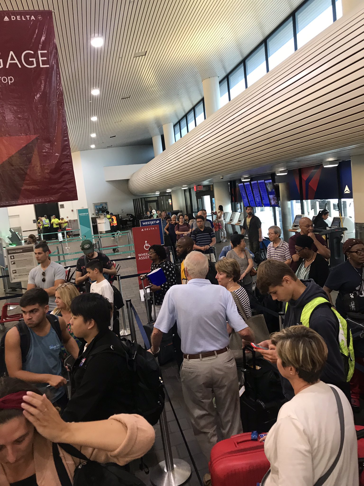 Sofia Espaillat on Twitter "Delta the baggage drop line at LGA is out