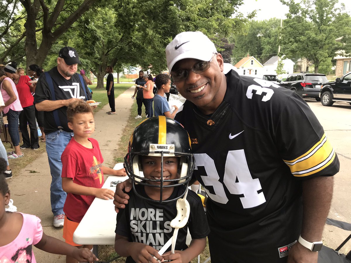 sweetlew34's tweet photo. Over 100 joined The back to school Snack Impact Sweet Lew Backpack & shoe drive serving underserved kids with a hot meal & school supplies. Donations poured in for the kids who also got a photo. Funds reinvested from Lucas Gear Sales #lucasstrong, #ACTEQUITY https://t.co/Gj3VGLMeHx