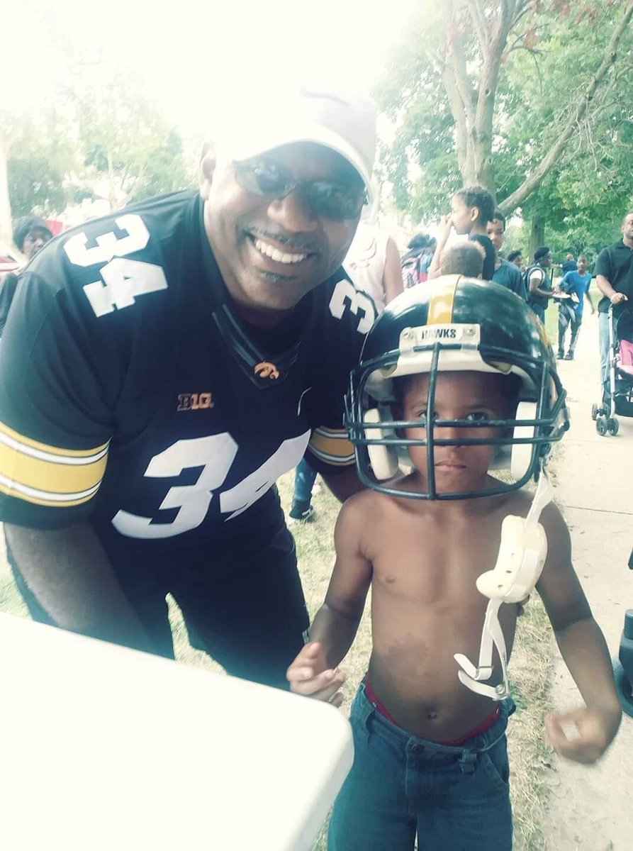 sweetlew34's tweet photo. Over 100 joined The back to school Snack Impact Sweet Lew Backpack & shoe drive serving underserved kids with a hot meal & school supplies. Donations poured in for the kids who also got a photo. Funds reinvested from Lucas Gear Sales #lucasstrong, #ACTEQUITY https://t.co/Gj3VGLMeHx